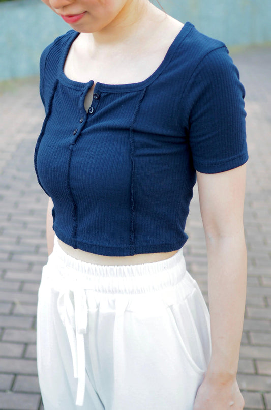 方領鈕扣小設計Crop Tee