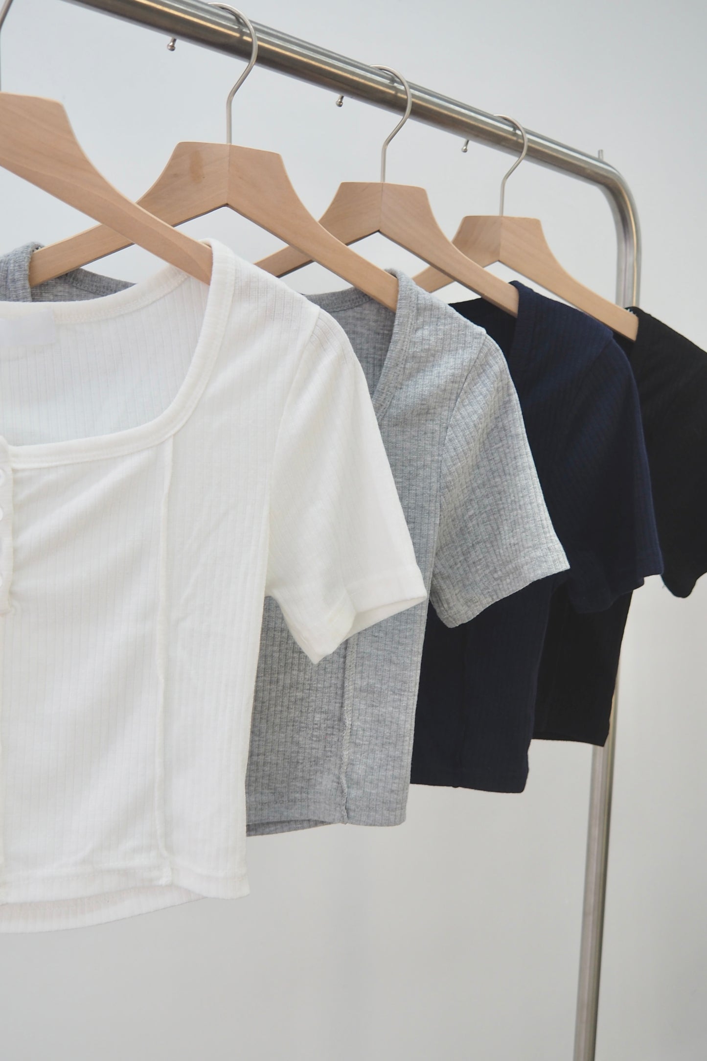 方領鈕扣小設計Crop Tee