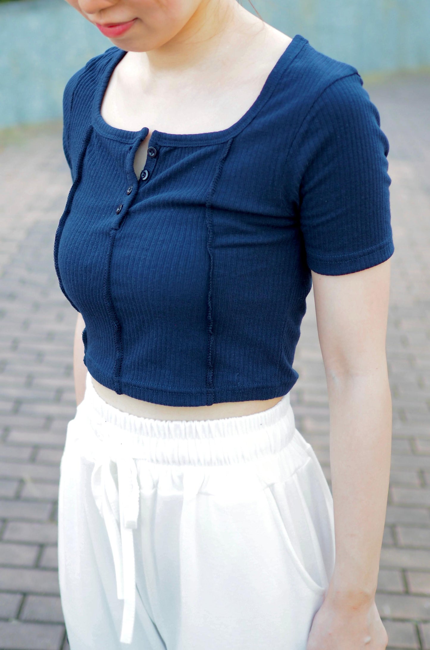 方領鈕扣小設計Crop Tee